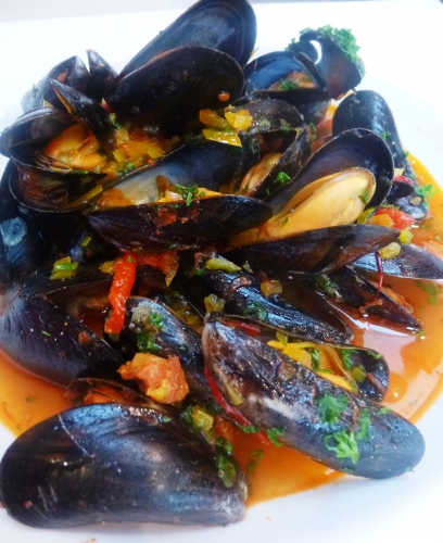 moules,chorizo,oignons,safran,piquillos,ail,vin blanc,bouillon de volaille,laurier,thym,tomates,persil