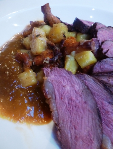 magret,canard,piment d'espelette,girolles,echalotes,ail,prunes,pommes de terre,jambon cru,bouillon de volaille,jus d'orange,porto,vin blanc sec,anis etoilé,piment doux fûmé,gingembre,miel,cassonade