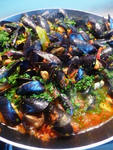 moules,chorizo,oignons,safran,piquillos,ail,vin blanc,bouillon de volaille,laurier,thym,tomates,persil