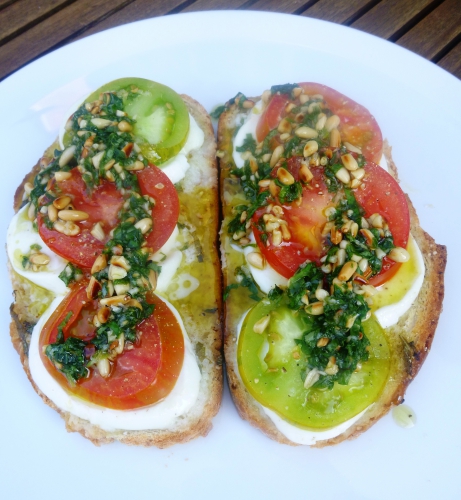 pain de campagne,mozzarella,tomates,ail,basilic,menthe,pignons de pin,citron