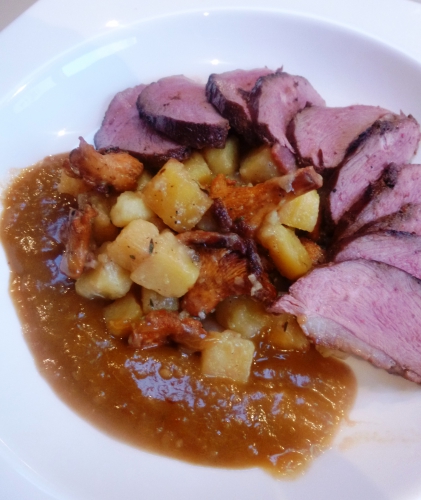 magret,canard,piment d'espelette,girolles,echalotes,ail,prunes,pommes de terre,jambon cru,bouillon de volaille,jus d'orange,porto,vin blanc sec,anis etoilé,piment doux fûmé,gingembre,miel,cassonade