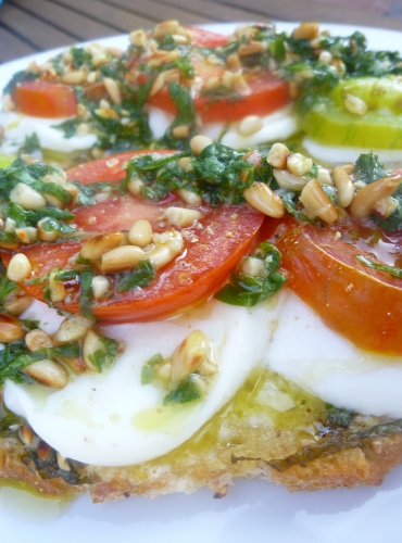 pain de campagne,mozzarella,tomates,ail,basilic,menthe,pignons de pin,citron