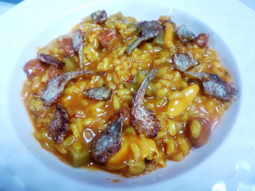 bouillon de moules otero,bouillon de volaille,riz arborio,artichauts,citron,echalote,vin blanc sec,beurre,huile d'olive,parmesan,ail,vinaigre de vin,moules,piquillos,chorizo