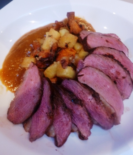 magret,canard,piment d'espelette,girolles,echalotes,ail,prunes,pommes de terre,jambon cru,bouillon de volaille,jus d'orange,porto,vin blanc sec,anis etoilé,piment doux fûmé,gingembre,miel,cassonade