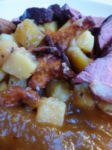 magret,canard,piment d'espelette,girolles,echalotes,ail,prunes,pommes de terre,jambon cru,bouillon de volaille,jus d'orange,porto,vin blanc sec,anis etoilé,piment doux fûmé,gingembre,miel,cassonade