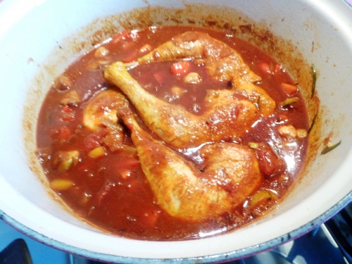 poulet,oignon,ail,romarin,thym,piment,poivron jaune,poivron rouge,carottes,concentré de tomates,safran,paprika doux,vin rouge,fond de volaille,polenta,gruyère,parmesan,bouillon de légumes,bouillon de volaille,champignons,artichauts,potiron,huile d'olive