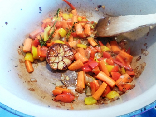 poulet,oignon,ail,romarin,thym,piment,poivron jaune,poivron rouge,carottes,concentré de tomates,safran,paprika doux,vin rouge,fond de volaille,polenta,gruyère,parmesan,bouillon de légumes,bouillon de volaille,champignons,artichauts,potiron,huile d'olive