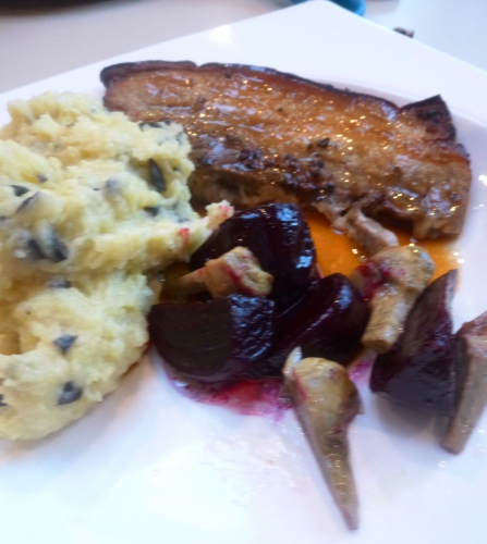 Lard, Oranges, Citron, 4 Baies, Pommes de Terre, Olives Noires, Huile d'Olive, Artichauts, Vinaigre de Cidre, Sucre, Vinaigre de Xères, Betteraves, Fond Blanc, Piment d'Espelette