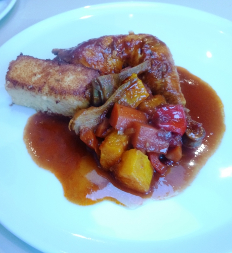 poulet,oignon,ail,romarin,thym,piment,poivron jaune,poivron rouge,carottes,concentré de tomates,safran,paprika doux,vin rouge,fond de volaille,polenta,gruyère,parmesan,bouillon de légumes,bouillon de volaille,champignons,artichauts,potiron,huile d'olive