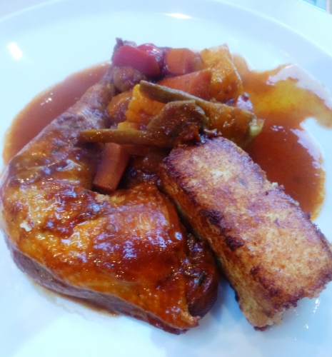 poulet,oignon,ail,romarin,thym,piment,poivron jaune,poivron rouge,carottes,concentré de tomates,safran,paprika doux,vin rouge,fond de volaille,polenta,gruyère,parmesan,bouillon de légumes,bouillon de volaille,champignons,artichauts,potiron,huile d'olive