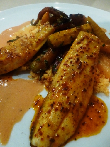 carottes,carottes jaunes du doubs,grains de moutarde,courgette jaune,citron,sucre,ail,jeunes oignons nouveaux,gingembre,persil,beurre,semoule,fond de crevettes grises,crème,bar,beurre demi-sel,fleur de sel,jus de carottes,jus d'orange,moutarde à l'ancienne,pimenton,piment d'espelette