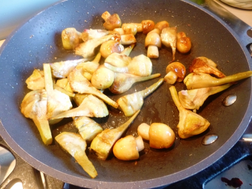 poulet,oignon,ail,romarin,thym,piment,poivron jaune,poivron rouge,carottes,concentré de tomates,safran,paprika doux,vin rouge,fond de volaille,polenta,gruyère,parmesan,bouillon de légumes,bouillon de volaille,champignons,artichauts,potiron,huile d'olive