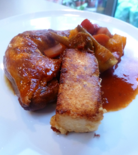 poulet,oignon,ail,romarin,thym,piment,poivron jaune,poivron rouge,carottes,concentré de tomates,safran,paprika doux,vin rouge,fond de volaille,polenta,gruyère,parmesan,bouillon de légumes,bouillon de volaille,champignons,artichauts,potiron,huile d'olive