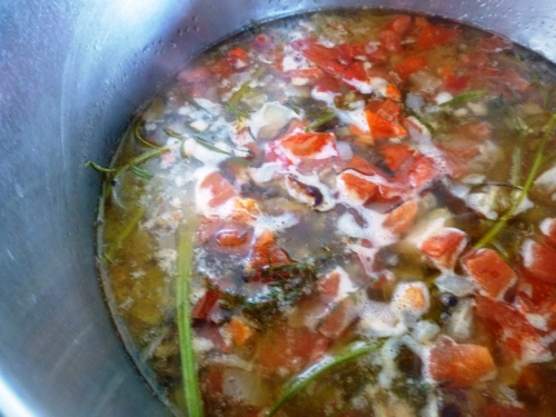 os et parures d'agneau,fond d'agneau,carottes,oignons,romarin,thym,laurier,persil,echalotes,ail,tomates,riz à risotto,arborio,carnarolli,vin blanc,bouillon de volaille,parmesan,beurre,vinaigre de vin rouge,citron,artichauts,poireau,céleri,jambon de bayonne,zeste d'orange,coriandre,barigoule,huile d'arachide