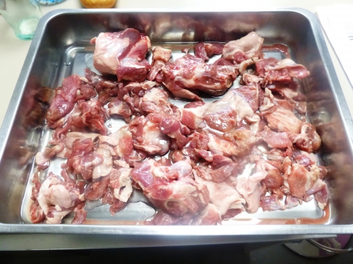 os et parures d'agneau,fond d'agneau,carottes,oignons,romarin,thym,laurier,persil,echalotes,ail,tomates,riz à risotto,arborio,carnarolli,vin blanc,bouillon de volaille,parmesan,beurre,vinaigre de vin rouge,citron,artichauts,poireau,céleri,jambon de bayonne,zeste d'orange,coriandre,barigoule,huile d'arachide