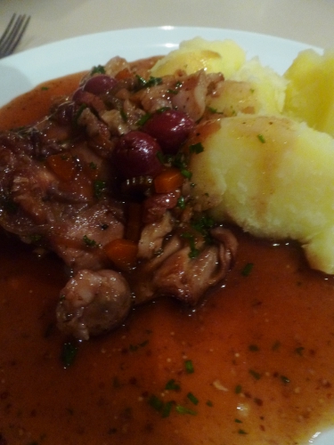 lapin,kriek,fond brun,bouillon de volaille,sucre brun,vinaigre de cidre,moutarde,carotte,céleri,oignons,ail,champignons,lard fumé,oignons grelots,sariette,baies de genièvre,thym,cerises du nord,ciboulette,persil