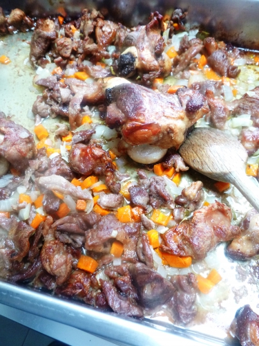 os et parures d'agneau,fond d'agneau,carottes,oignons,romarin,thym,laurier,persil,echalotes,ail,tomates,riz à risotto,arborio,carnarolli,vin blanc,bouillon de volaille,parmesan,beurre,vinaigre de vin rouge,citron,artichauts,poireau,céleri,jambon de bayonne,zeste d'orange,coriandre,barigoule,huile d'arachide