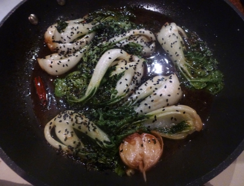 graines de coriandre,graines de cumin,piments,echalotes,ail,racines de coriandre,gingembre,citronelle,sucre de palme,basilic thaï,huile d'arachide,poivre vert,tamarin,canard,mini-aubergines,lait de coco,bouillon de volaille,sauce poisson,citron vert,jeunes oignons,riz basmati,girofle,laurier,5 épices,cardamomes,coriandre,amandes effilées,bok choy,huile de sésame,graines de sésame noir,sauce soja