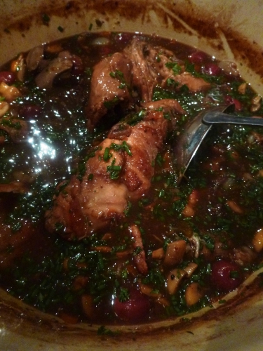 lapin,kriek,fond brun,bouillon de volaille,sucre brun,vinaigre de cidre,moutarde,carotte,céleri,oignons,ail,champignons,lard fumé,oignons grelots,sariette,baies de genièvre,thym,cerises du nord,ciboulette,persil