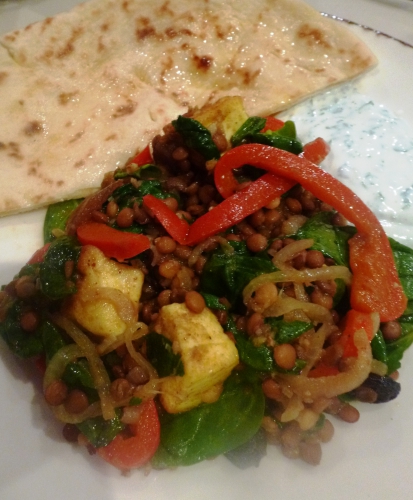 paneer,huile de tournesol,oignons,poivron rouge,ail,lentilles brunes,epinards,chutney de mangues,vinaigre de cidre,yaourt,citron,coriandre,persil,pain naan,naan