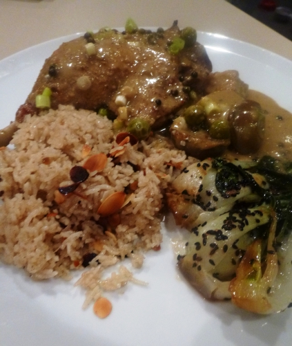 graines de coriandre,graines de cumin,piments,echalotes,ail,racines de coriandre,gingembre,citronelle,sucre de palme,basilic thaï,huile d'arachide,poivre vert,tamarin,canard,mini-aubergines,lait de coco,bouillon de volaille,sauce poisson,citron vert,jeunes oignons,riz basmati,girofle,laurier,5 épices,cardamomes,coriandre,amandes effilées,bok choy,huile de sésame,graines de sésame noir,sauce soja