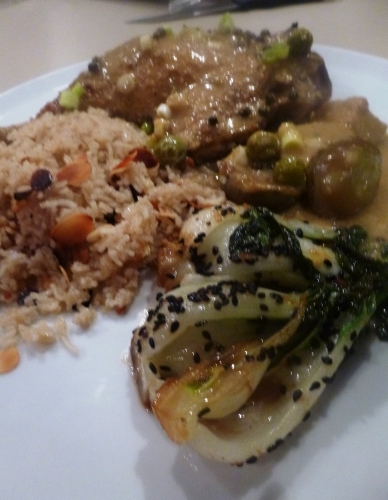 graines de coriandre,graines de cumin,piments,echalotes,ail,racines de coriandre,gingembre,citronelle,sucre de palme,basilic thaï,huile d'arachide,poivre vert,tamarin,canard,mini-aubergines,lait de coco,bouillon de volaille,sauce poisson,citron vert,jeunes oignons,riz basmati,girofle,laurier,5 épices,cardamomes,coriandre,amandes effilées,bok choy,huile de sésame,graines de sésame noir,sauce soja