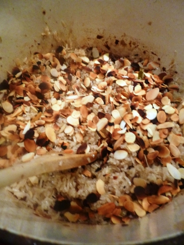 graines de coriandre,graines de cumin,piments,echalotes,ail,racines de coriandre,gingembre,citronelle,sucre de palme,basilic thaï,huile d'arachide,poivre vert,tamarin,canard,mini-aubergines,lait de coco,bouillon de volaille,sauce poisson,citron vert,jeunes oignons,riz basmati,girofle,laurier,5 épices,cardamomes,coriandre,amandes effilées,bok choy,huile de sésame,graines de sésame noir,sauce soja