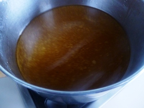 os et parures d'agneau,fond d'agneau,carottes,oignons,romarin,thym,laurier,persil,echalotes,ail,tomates,riz à risotto,arborio,carnarolli,vin blanc,bouillon de volaille,parmesan,beurre,vinaigre de vin rouge,citron,artichauts,poireau,céleri,jambon de bayonne,zeste d'orange,coriandre,barigoule,huile d'arachide