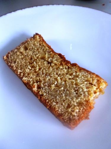 yaourt grec,oeufs,beurre,farine fermentante,poudre d'amandes,bicarbonate,sirop d'érable,caramel liquide,pralin,sucre roux,gousses de vanille