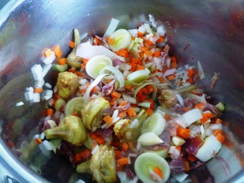 os et parures d'agneau,fond d'agneau,carottes,oignons,romarin,thym,laurier,persil,echalotes,ail,tomates,riz à risotto,arborio,carnarolli,vin blanc,bouillon de volaille,parmesan,beurre,vinaigre de vin rouge,citron,artichauts,poireau,céleri,jambon de bayonne,zeste d'orange,coriandre,barigoule,huile d'arachide