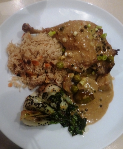 graines de coriandre,graines de cumin,piments,echalotes,ail,racines de coriandre,gingembre,citronelle,sucre de palme,basilic thaï,huile d'arachide,poivre vert,tamarin,canard,mini-aubergines,lait de coco,bouillon de volaille,sauce poisson,citron vert,jeunes oignons,riz basmati,girofle,laurier,5 épices,cardamomes,coriandre,amandes effilées,bok choy,huile de sésame,graines de sésame noir,sauce soja