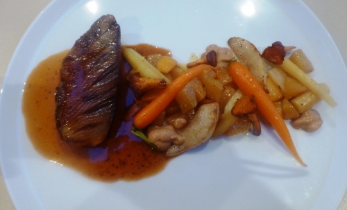 betterave jaune,vinaigre de xères,piment d'espelette,navet boule d'or,scorcenere,carottes,panais,poire,girolles,crème,orange,fond de gibier,fond de volaille,chocolat,cerises du nord,canard sauvage,clou de girofle,fleur de sel