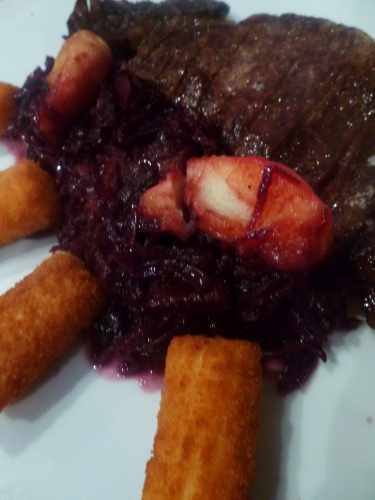 porc,secreto,oignon,ail,piment rouge,clou de girofle,baies de genièvre,thym,laurier,worcestershire,cognac,vin rouge,carotte,huile d'olive,fleur de sel,chourouge,boscoop,pommes,mapple sirup,oignon rouge,chutney de mangues,mangues,vinaigre de cidre,vinaigre balsamique,gingembre,piment d'espelette,moutarde,raisins secs