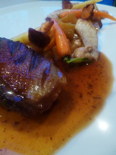 betterave jaune,vinaigre de xères,piment d'espelette,navet boule d'or,scorcenere,carottes,panais,poire,girolles,crème,orange,fond de gibier,fond de volaille,chocolat,cerises du nord,canard sauvage,clou de girofle,fleur de sel