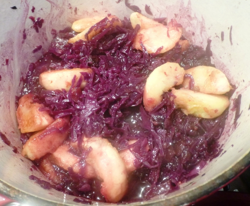 porc,secreto,oignon,ail,piment rouge,clou de girofle,baies de genièvre,thym,laurier,worcestershire,cognac,vin rouge,carotte,huile d'olive,fleur de sel,chourouge,boscoop,pommes,mapple sirup,oignon rouge,chutney de mangues,mangues,vinaigre de cidre,vinaigre balsamique,gingembre,piment d'espelette,moutarde,raisins secs