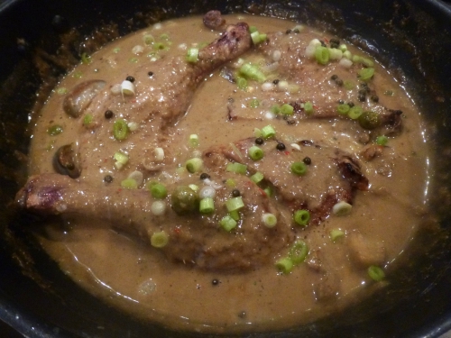 graines de coriandre,graines de cumin,piments,echalotes,ail,racines de coriandre,gingembre,citronelle,sucre de palme,basilic thaï,huile d'arachide,poivre vert,tamarin,canard,mini-aubergines,lait de coco,bouillon de volaille,sauce poisson,citron vert,jeunes oignons,riz basmati,girofle,laurier,5 épices,cardamomes,coriandre,amandes effilées,bok choy,huile de sésame,graines de sésame noir,sauce soja