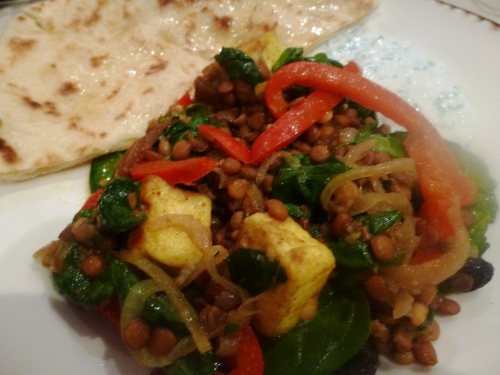 paneer,huile de tournesol,oignons,poivron rouge,ail,lentilles brunes,epinards,chutney de mangues,vinaigre de cidre,yaourt,citron,coriandre,persil,pain naan,naan