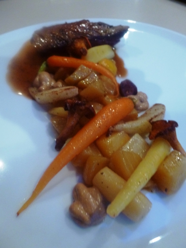 betterave jaune,vinaigre de xères,piment d'espelette,navet boule d'or,scorcenere,carottes,panais,poire,girolles,crème,orange,fond de gibier,fond de volaille,chocolat,cerises du nord,canard sauvage,clou de girofle,fleur de sel