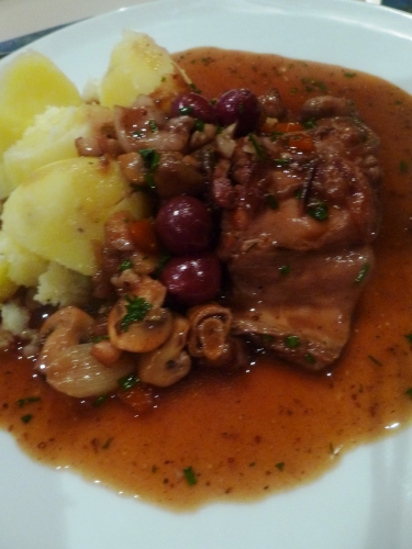 lapin,kriek,fond brun,bouillon de volaille,sucre brun,vinaigre de cidre,moutarde,carotte,céleri,oignons,ail,champignons,lard fumé,oignons grelots,sariette,baies de genièvre,thym,cerises du nord,ciboulette,persil