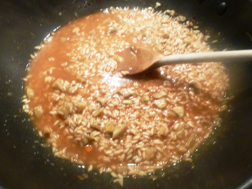 os et parures d'agneau,fond d'agneau,carottes,oignons,romarin,thym,laurier,persil,echalotes,ail,tomates,riz à risotto,arborio,carnarolli,vin blanc,bouillon de volaille,parmesan,beurre,vinaigre de vin rouge,citron,artichauts,poireau,céleri,jambon de bayonne,zeste d'orange,coriandre,barigoule,huile d'arachide