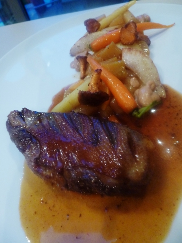 betterave jaune,vinaigre de xères,piment d'espelette,navet boule d'or,scorcenere,carottes,panais,poire,girolles,crème,orange,fond de gibier,fond de volaille,chocolat,cerises du nord,canard sauvage,clou de girofle,fleur de sel