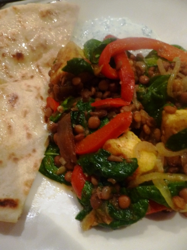 paneer,huile de tournesol,oignons,poivron rouge,ail,lentilles brunes,epinards,chutney de mangues,vinaigre de cidre,yaourt,citron,coriandre,persil,pain naan,naan