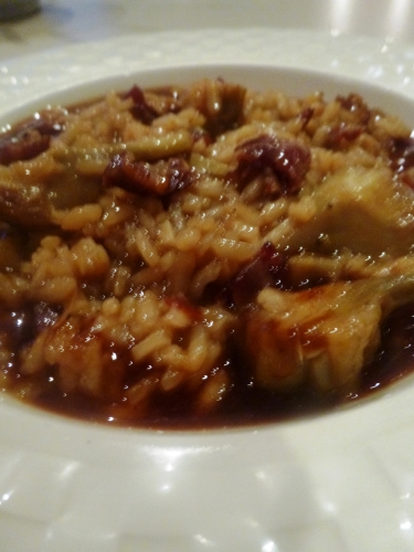 os et parures d'agneau,fond d'agneau,carottes,oignons,romarin,thym,laurier,persil,echalotes,ail,tomates,riz à risotto,arborio,carnarolli,vin blanc,bouillon de volaille,parmesan,beurre,vinaigre de vin rouge,citron,artichauts,poireau,céleri,jambon de bayonne,zeste d'orange,coriandre,barigoule,huile d'arachide