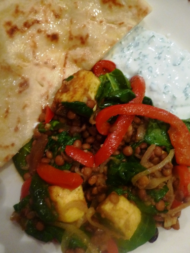 paneer,huile de tournesol,oignons,poivron rouge,ail,lentilles brunes,epinards,chutney de mangues,vinaigre de cidre,yaourt,citron,coriandre,persil,pain naan,naan