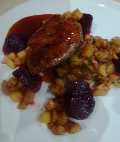 foie,vinaigre balsamique,pommes,sucre,beurre,betterave,piment d'espelette,vinaigre de xères,huile d'olive,fond de volaille,fond de veau,pommes de terre,lard fûmé,marsala,jus d'orange,vanille,gingembre,ail,sirop de liège