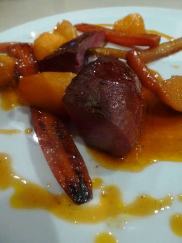 magret de canard,sauce à l'orange,navets,boule d'or,carottes,miel de printemps,vinaigre de xères,beurre,coriandre,fond de volaille