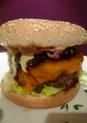 Cheddar, Haché de Boeuf, Haché de Porc, Pains à Hamburger, Laitue, Bacon, Pickles, Mayonnaise, Sauce barbecue maison, poivre vert, chapelure, oeufs, ciboulette, persil, worcestershire, oignons rouges, vinaigre balsamique, vinaigre de vin rouge, sucre glace, vergeoise brune, thym, laurier  