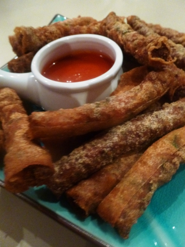 feuilles de brick,chapelure,veau,moutarde,oeuf,oignons,ail,tomates,poivrons rouges,echalote,gingembre,citron,laurier,sambal oelek,sucre,vinaigre de cidre