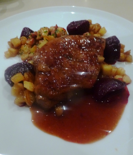 foie,vinaigre balsamique,pommes,sucre,beurre,betterave,piment d'espelette,vinaigre de xères,huile d'olive,fond de volaille,fond de veau,pommes de terre,lard fûmé,marsala,jus d'orange,vanille,gingembre,ail,sirop de liège