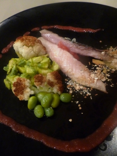 choufleur,edamame,avocat,furikake,maquereau,betterave,gros sel,piment d'espelette,sambal oelek,vin rouge,fond de volaille,sucre,pectine,vinaigre de xères,vinaigre de cidre,clous de girofle,baies de genièvre,coriandre,orange,cassonade,colorant rouge